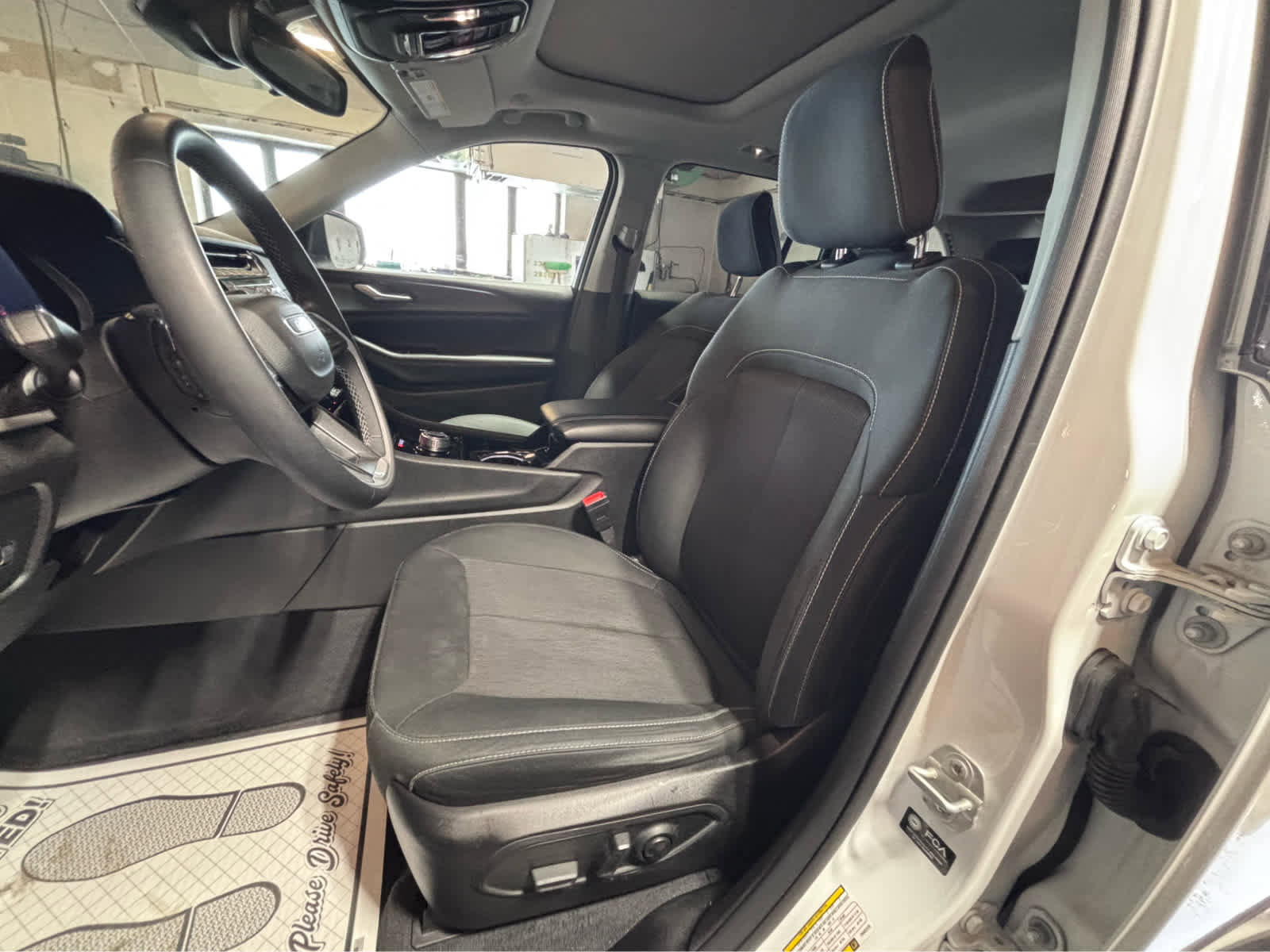 Used 2023 Jeep Grand Cherokee Laredo X image 15