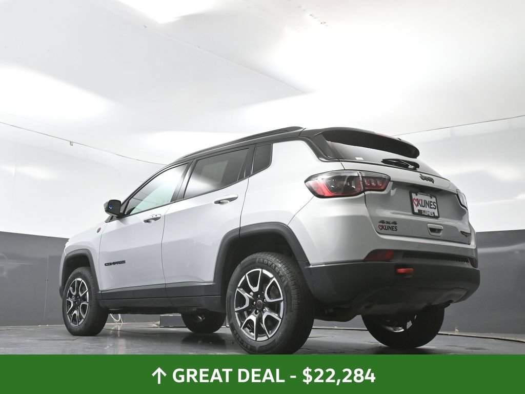 Used 2025 Jeep Compass Trailhawk AWD/4WD image 58