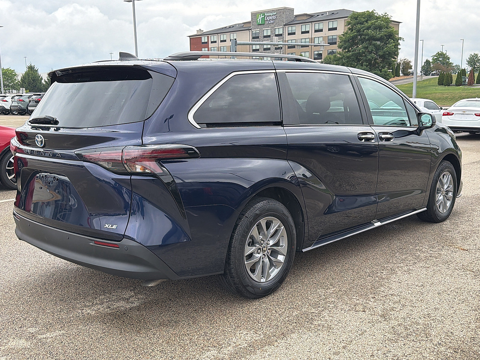 Used 2025 Toyota Sienna XLE FWD image 6
