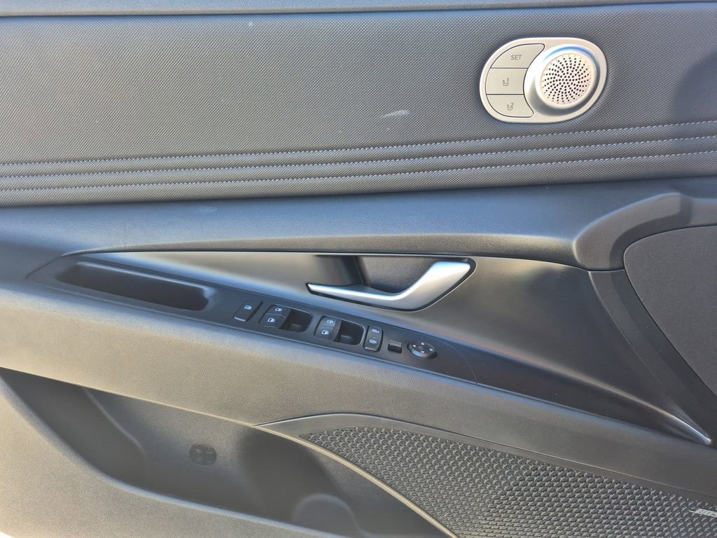 Used 2023 Hyundai Elantra Limited image 7