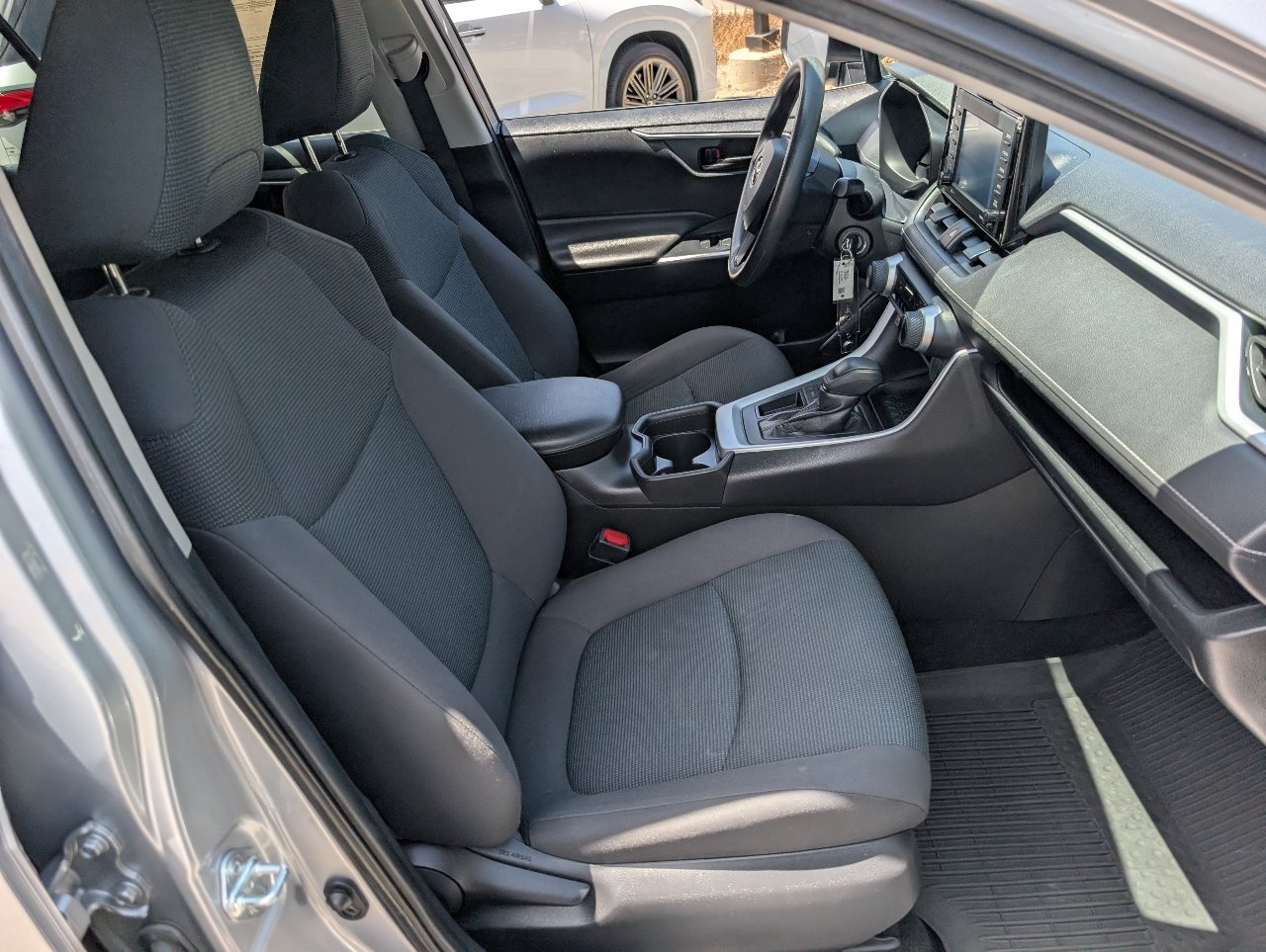 Used 2021 Toyota RAV4 LE FWD image 8