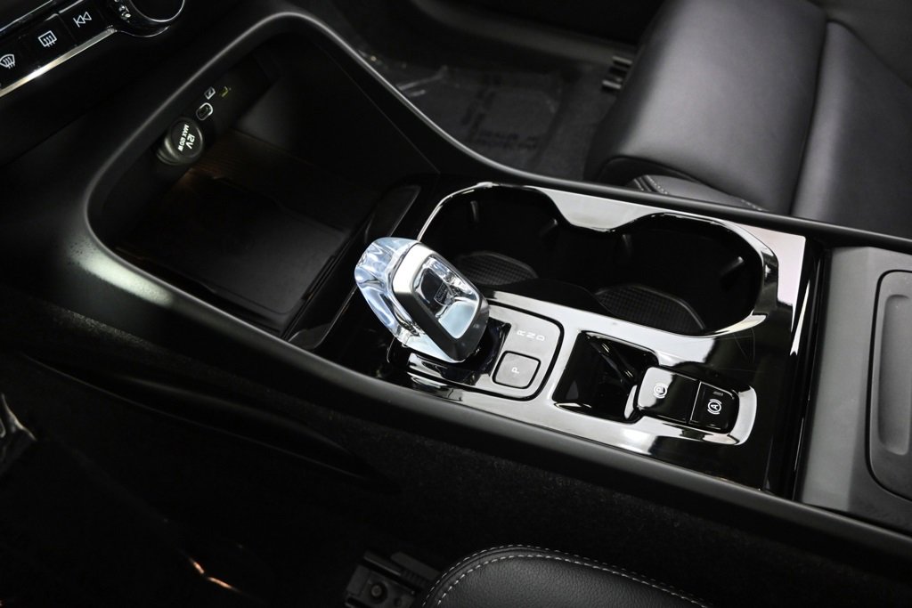 Used 2025 Volvo XC40 B5 Plus image 31