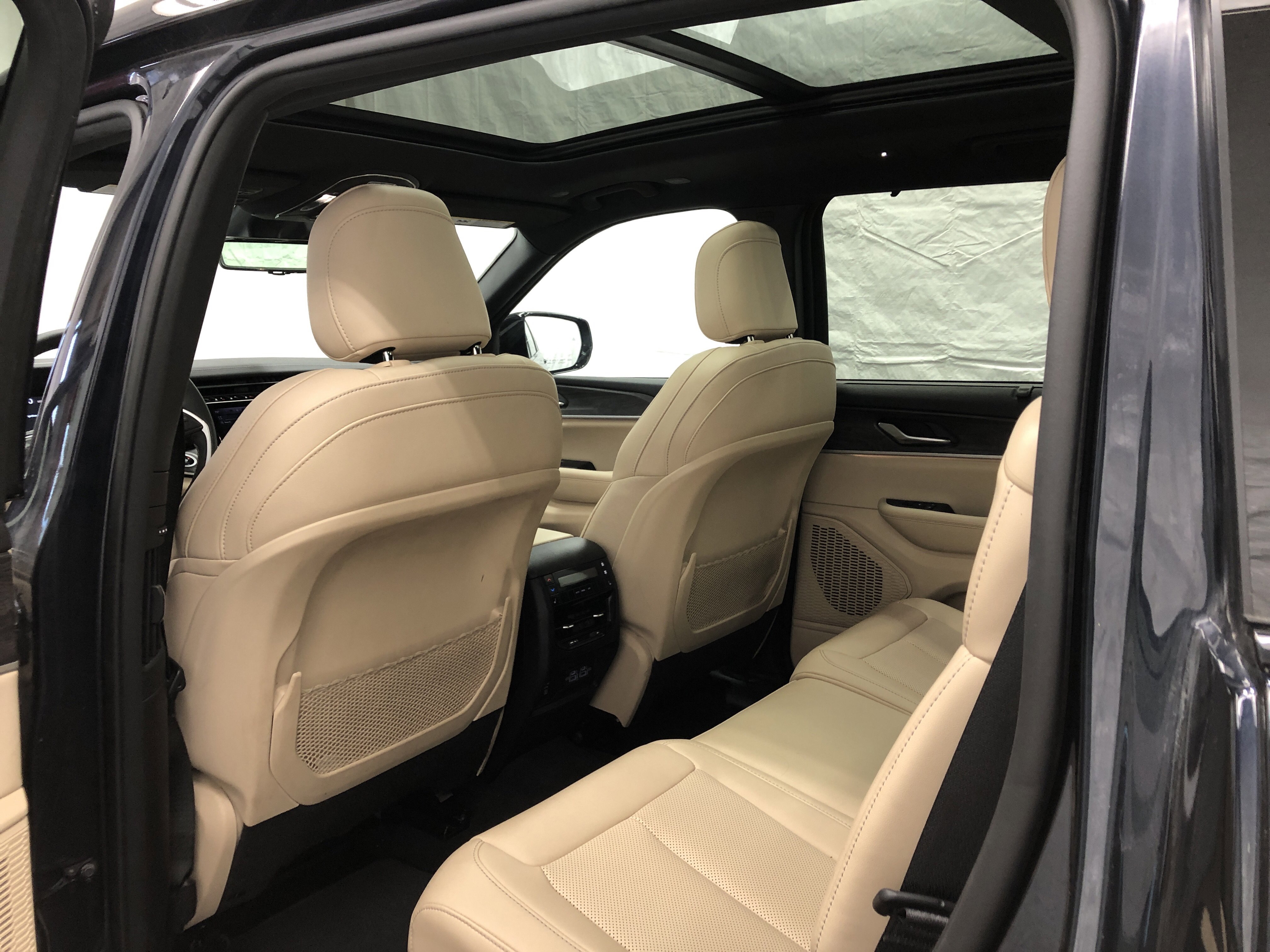 Certified 2024 Jeep Grand Cherokee L Limited w/ Luxury Tech Group II AWD/4WD image 13