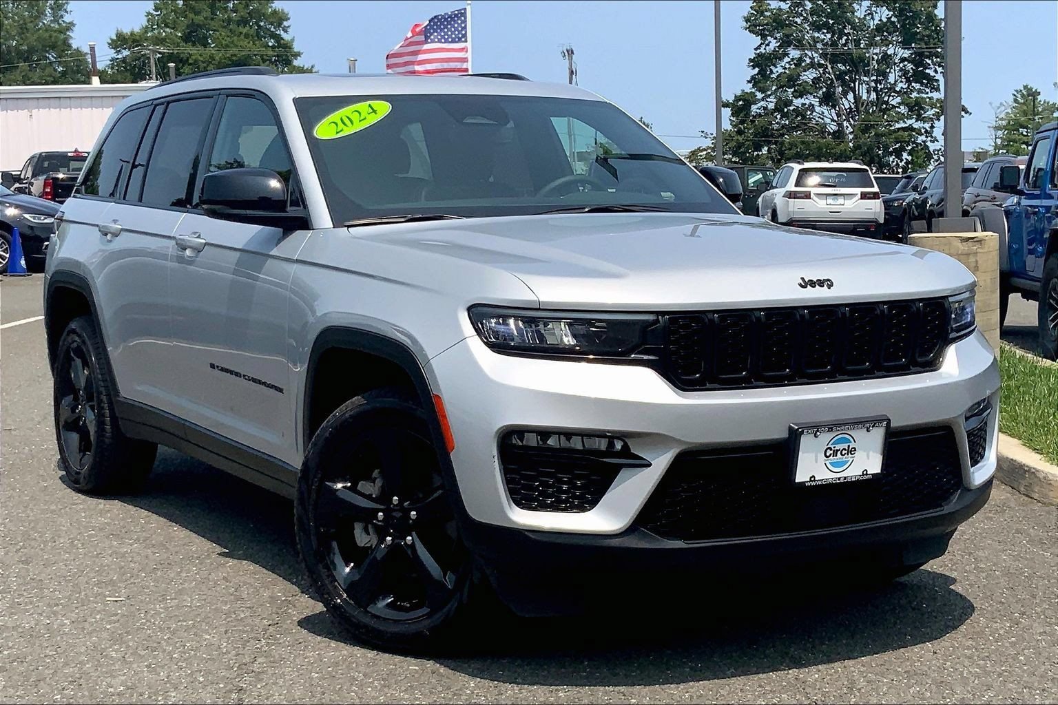 Certified 2024 Jeep Grand Cherokee Limited w/ Black Appearance Package AWD/4WD image 2
