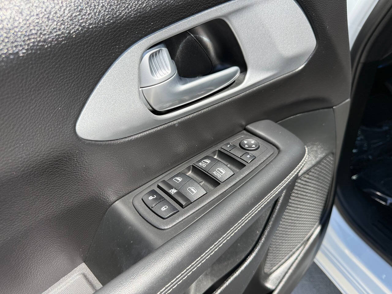 Used 2024 Chrysler Pacifica Touring FWD image 30