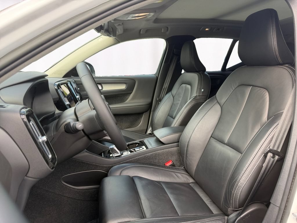 Used 2023 Volvo XC40 B5 Plus w/ Driver Assist Package AWD/4WD image 9