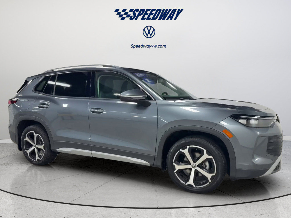 Certified 2025 Volkswagen Tiguan SE FWD image 3