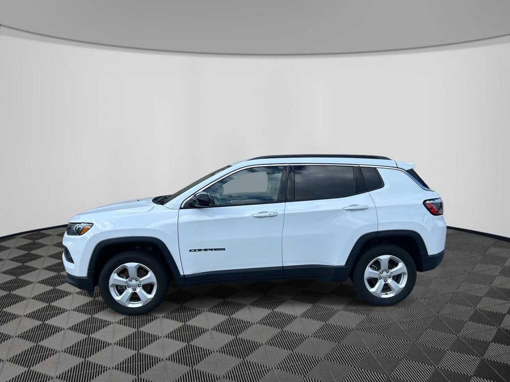 Used 2022 Jeep Compass Latitude w/ Convenience Group AWD/4WD image 2
