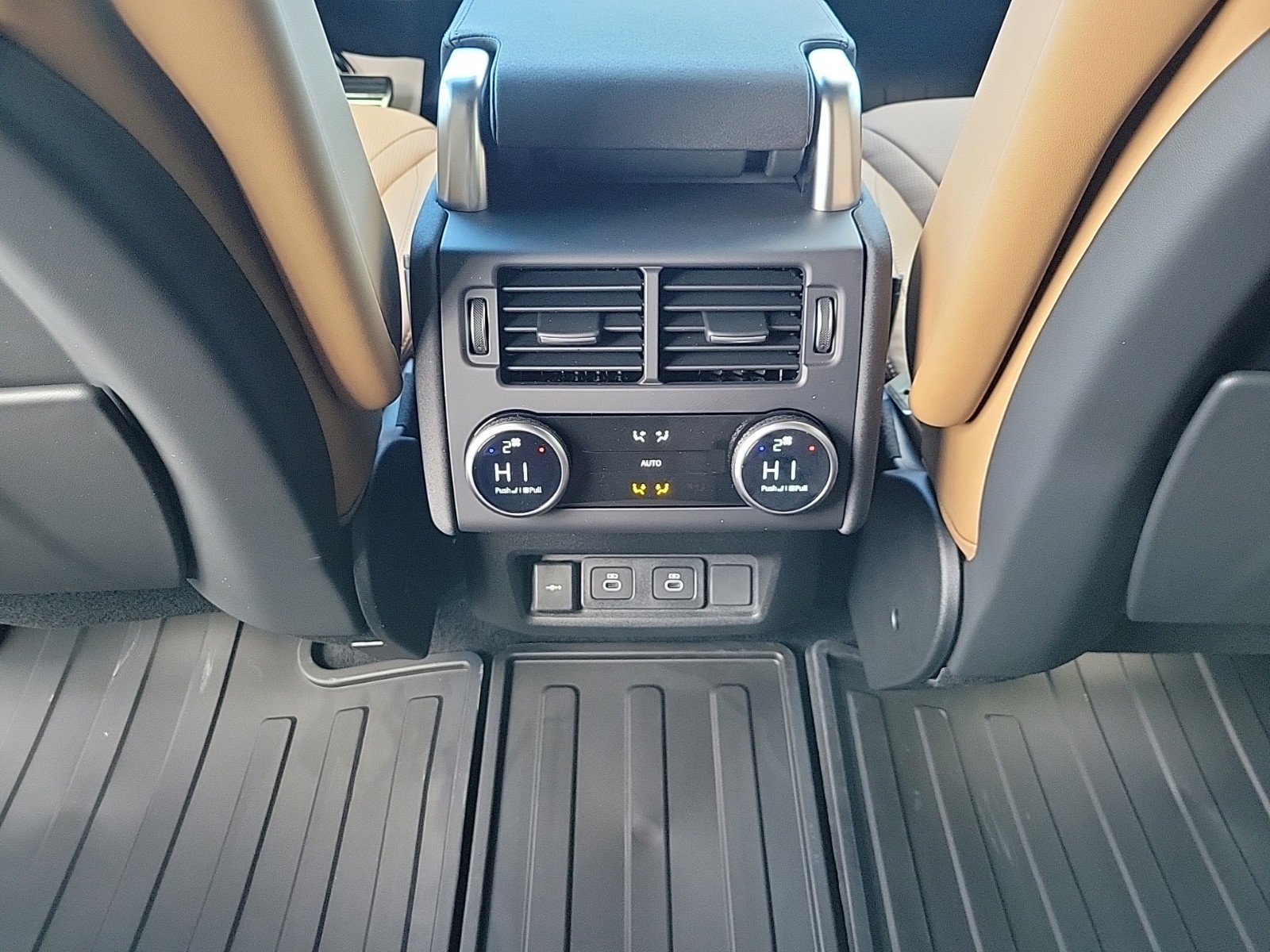 Used 2025 Land Rover Discovery Dynamic SE image 21