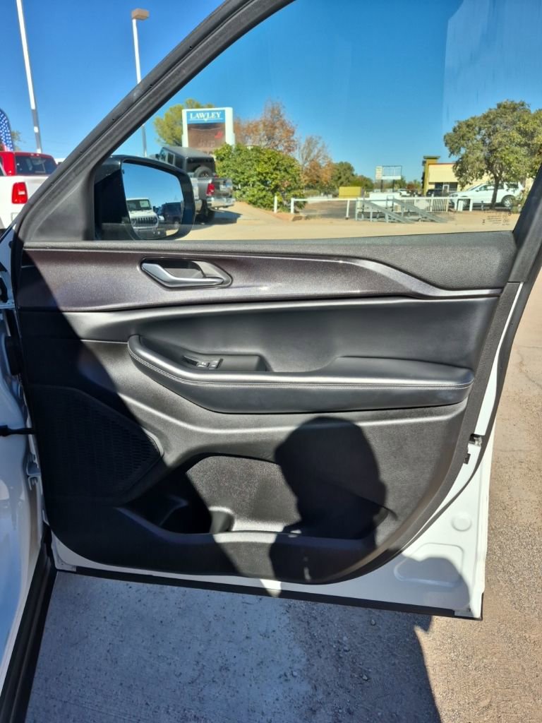 Used 2023 Jeep Grand Cherokee L Altitude AWD/4WD image 19