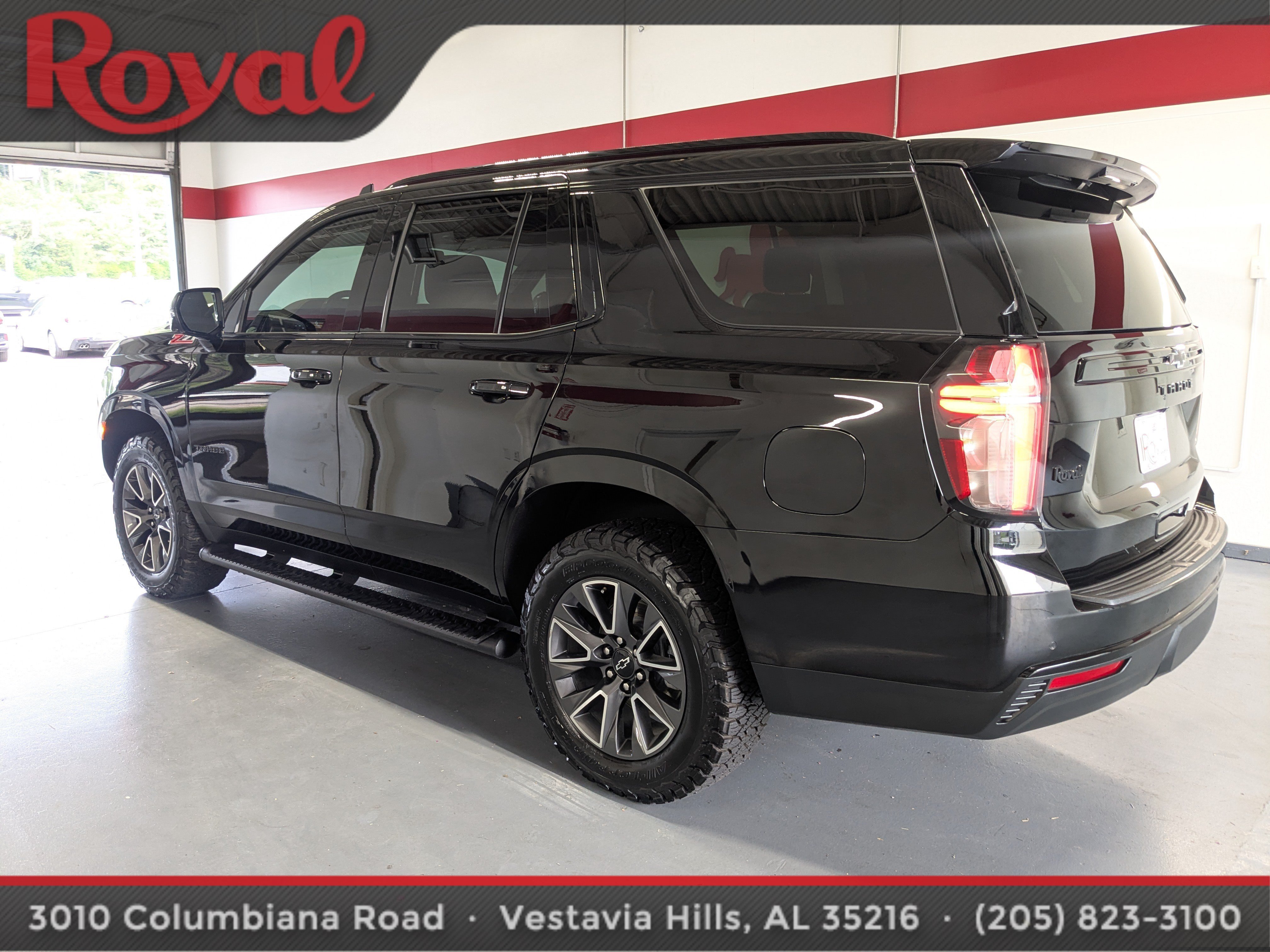 Used 2023 Chevrolet Tahoe Z71 w/ Luxury Package AWD/4WD image 2
