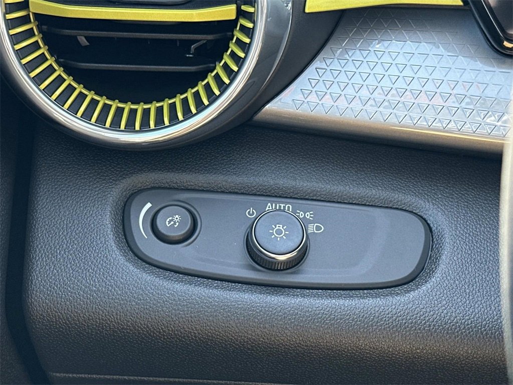 New 2025 Chevrolet Trax LT w/ LT Convenience Package image 19