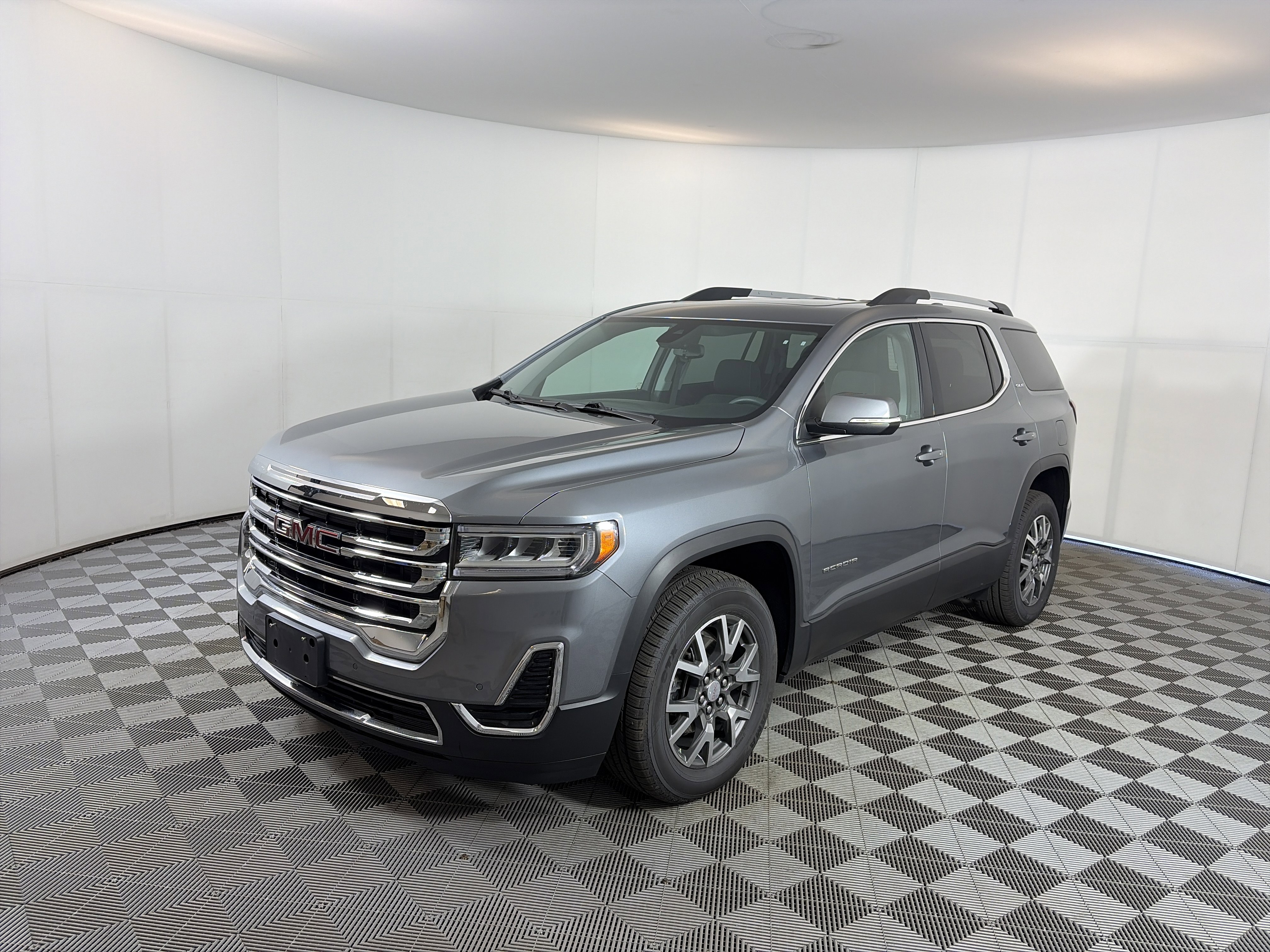 Used 2021 GMC Acadia SLE w/ Driver Convenience Package FWD image 2