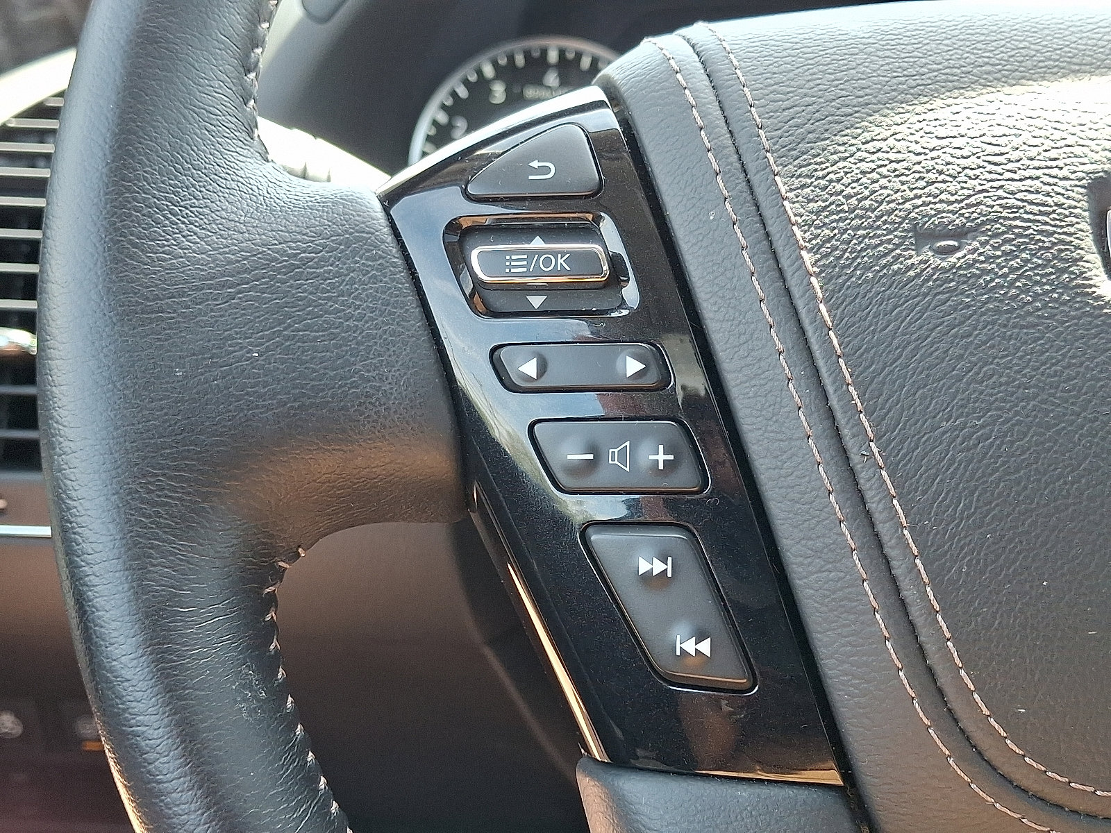 Certified 2024 Nissan Armada Platinum w/ Captain's Chairs Package image 25