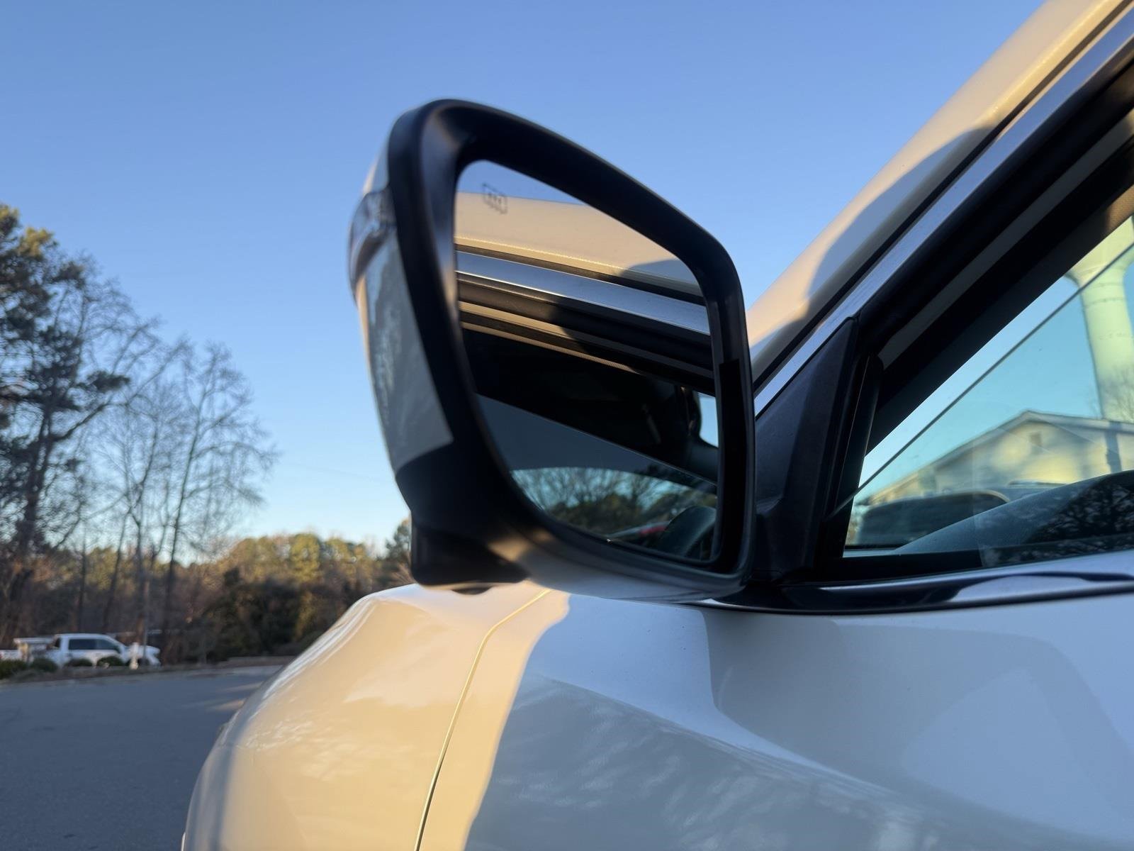 Used 2016 Nissan Rogue SV w/ SV Premium Package image 16