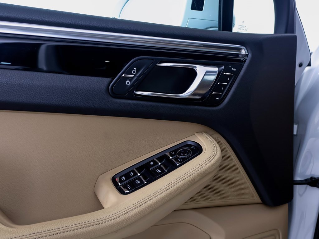 Used 2025 Porsche Macan image 19