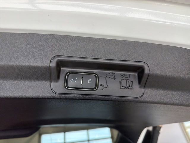 Used 2022 Ford Explorer Platinum w/ Technology Package AWD/4WD image 23