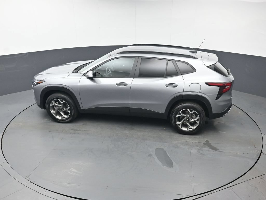Used 2025 Chevrolet Trax LT FWD image 32