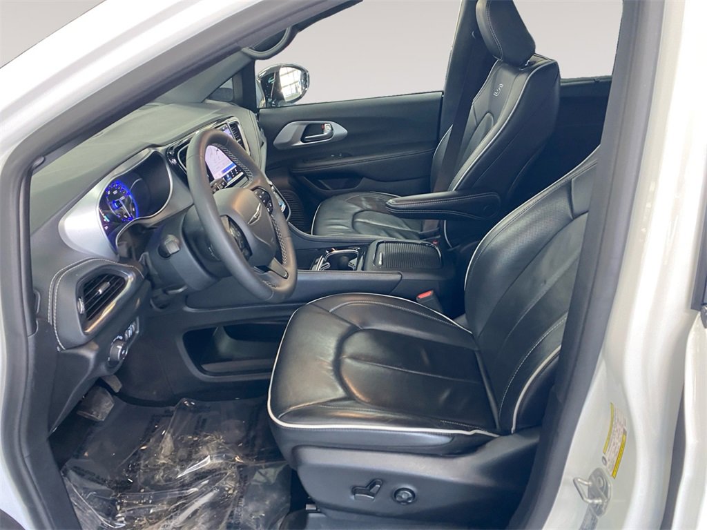 Used 2025 Chrysler Pacifica Limited image 9