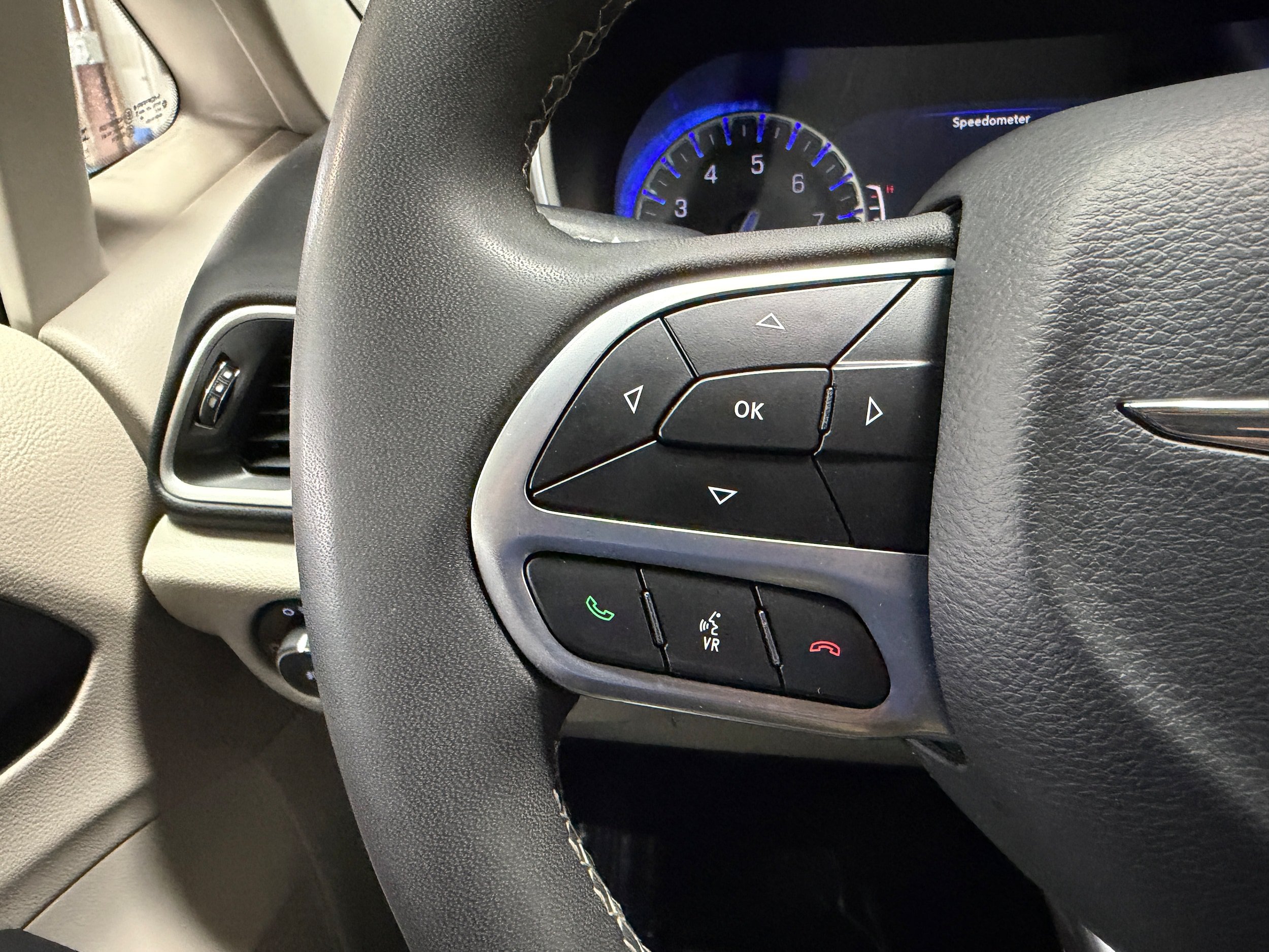 Used 2024 Chrysler Pacifica Touring-L FWD image 18