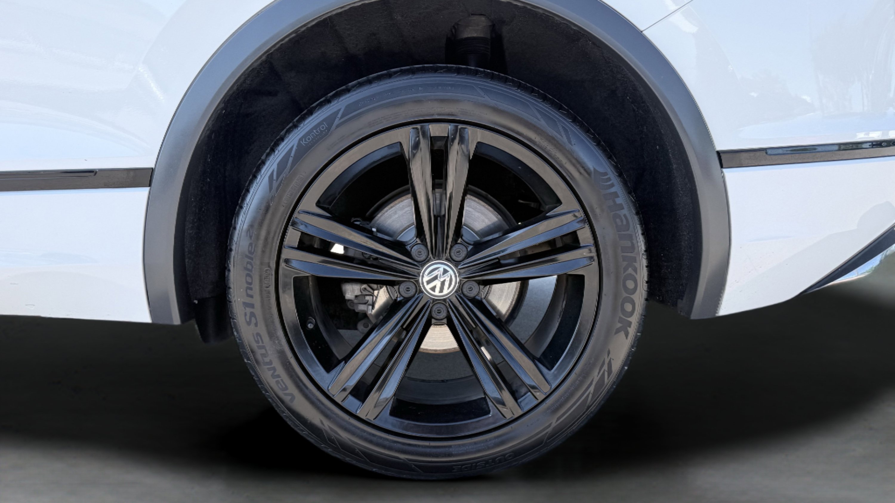 Used 2019 Volkswagen Tiguan SEL R-Line FWD image 17