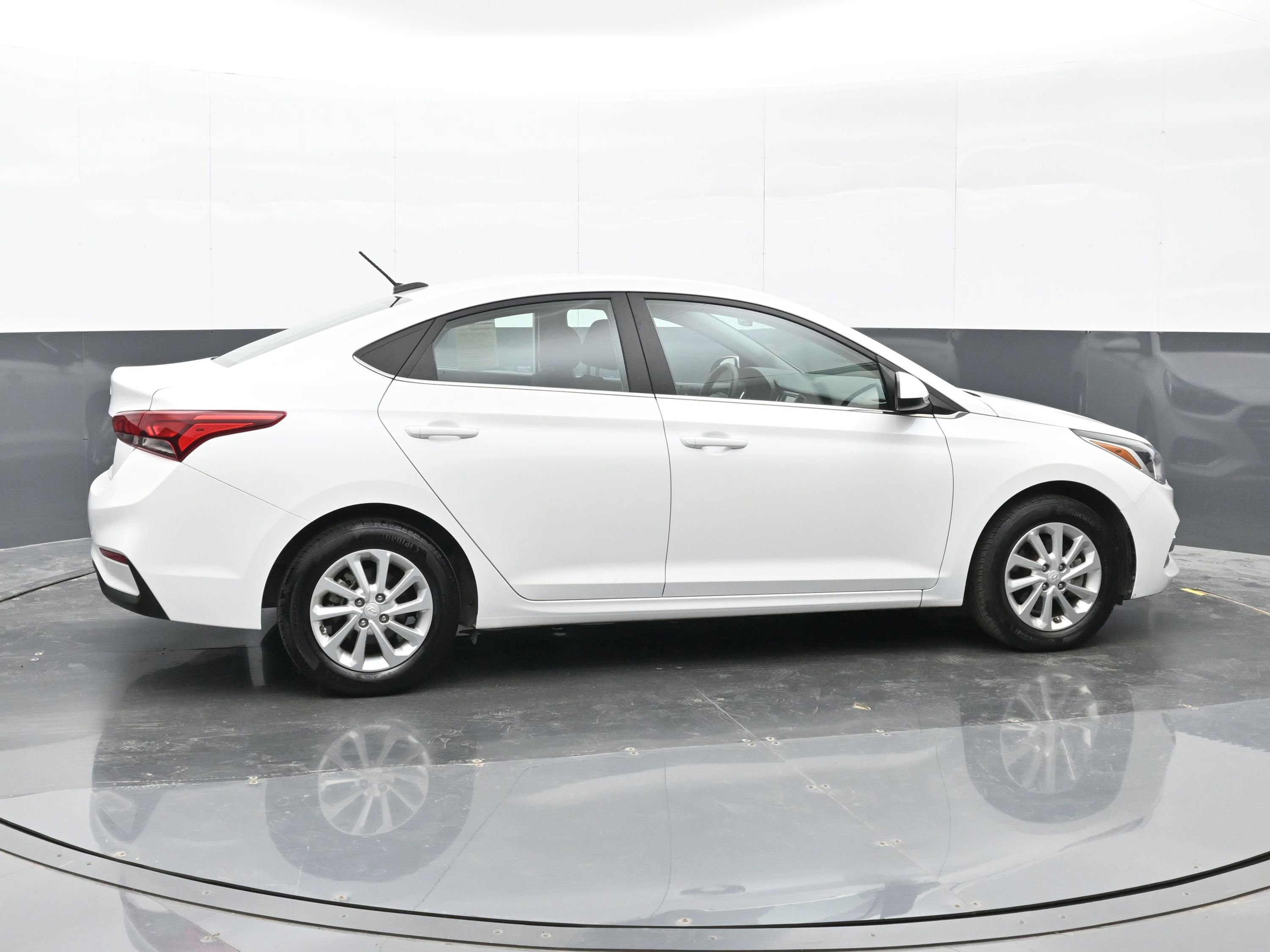 Used 2022 Hyundai Accent SEL w/ Cargo Package FWD image 5