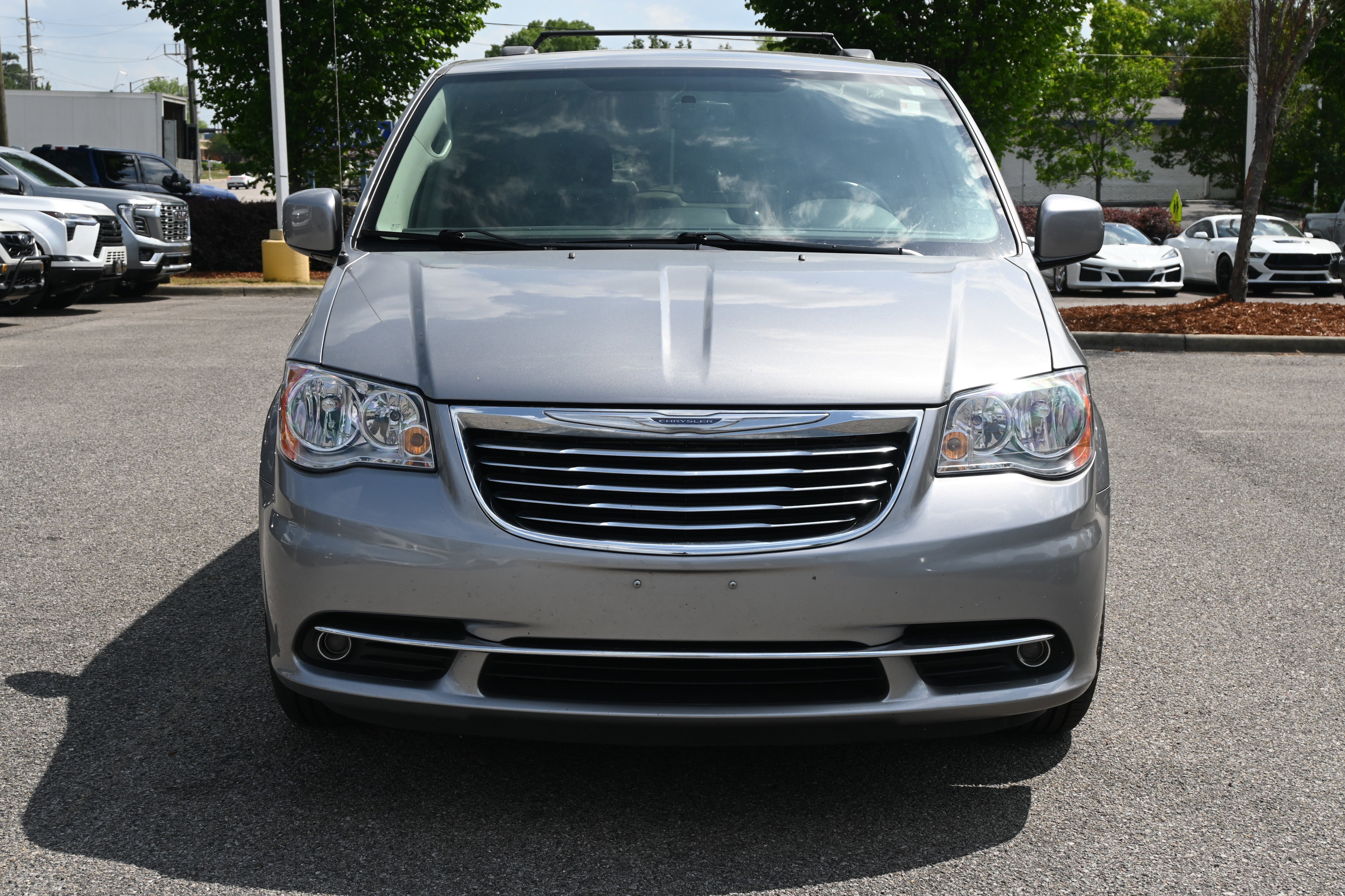 Used 2016 Chrysler Town & Country Touring FWD image 3