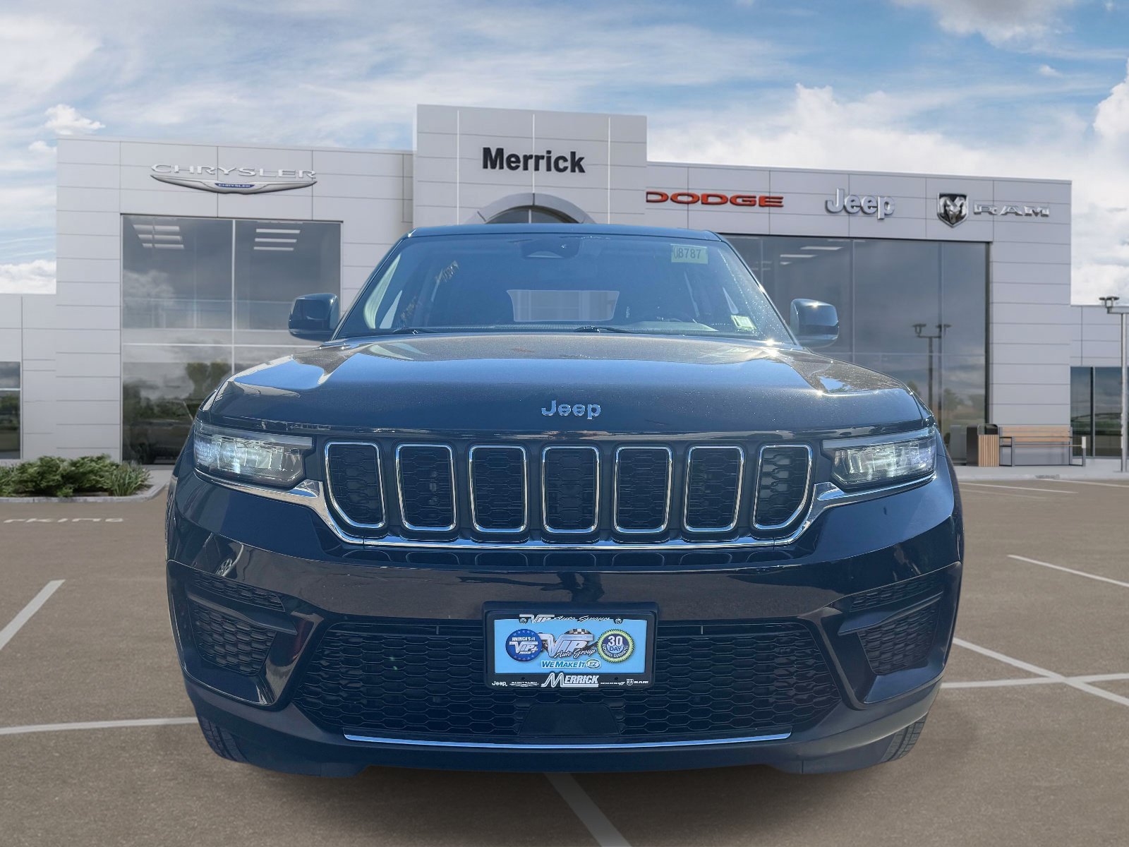 Used 2023 Jeep Grand Cherokee Laredo AWD/4WD image 3