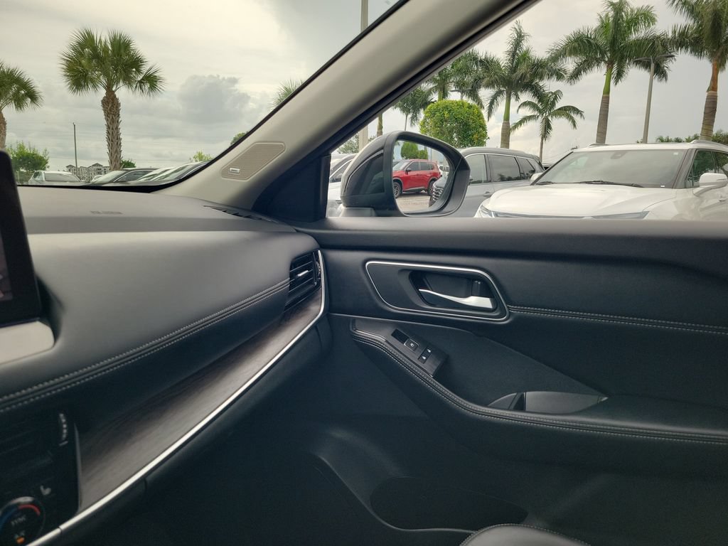 Used 2025 Nissan Rogue Platinum w/ Platinum Premium Package FWD image 29