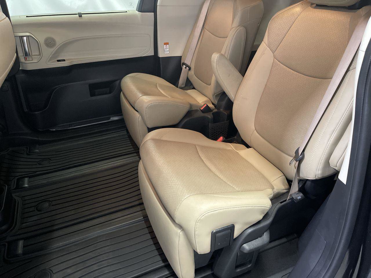 Used 2022 Toyota Sienna Limited image 23