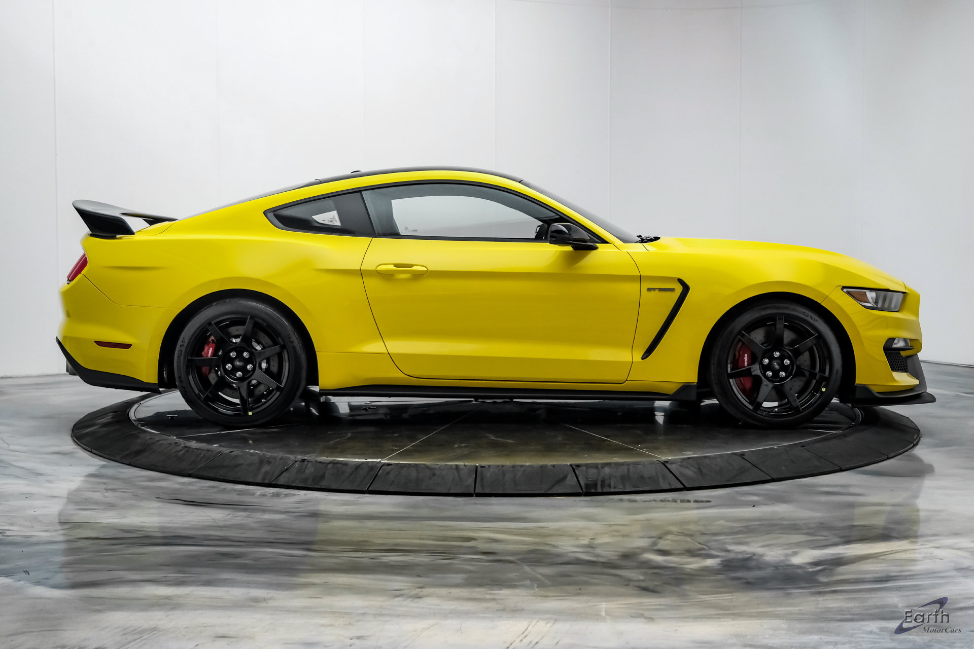 Used 2017 Ford Mustang Shelby GT350R w/ GT350R Equipment Group 920A RWD image 20