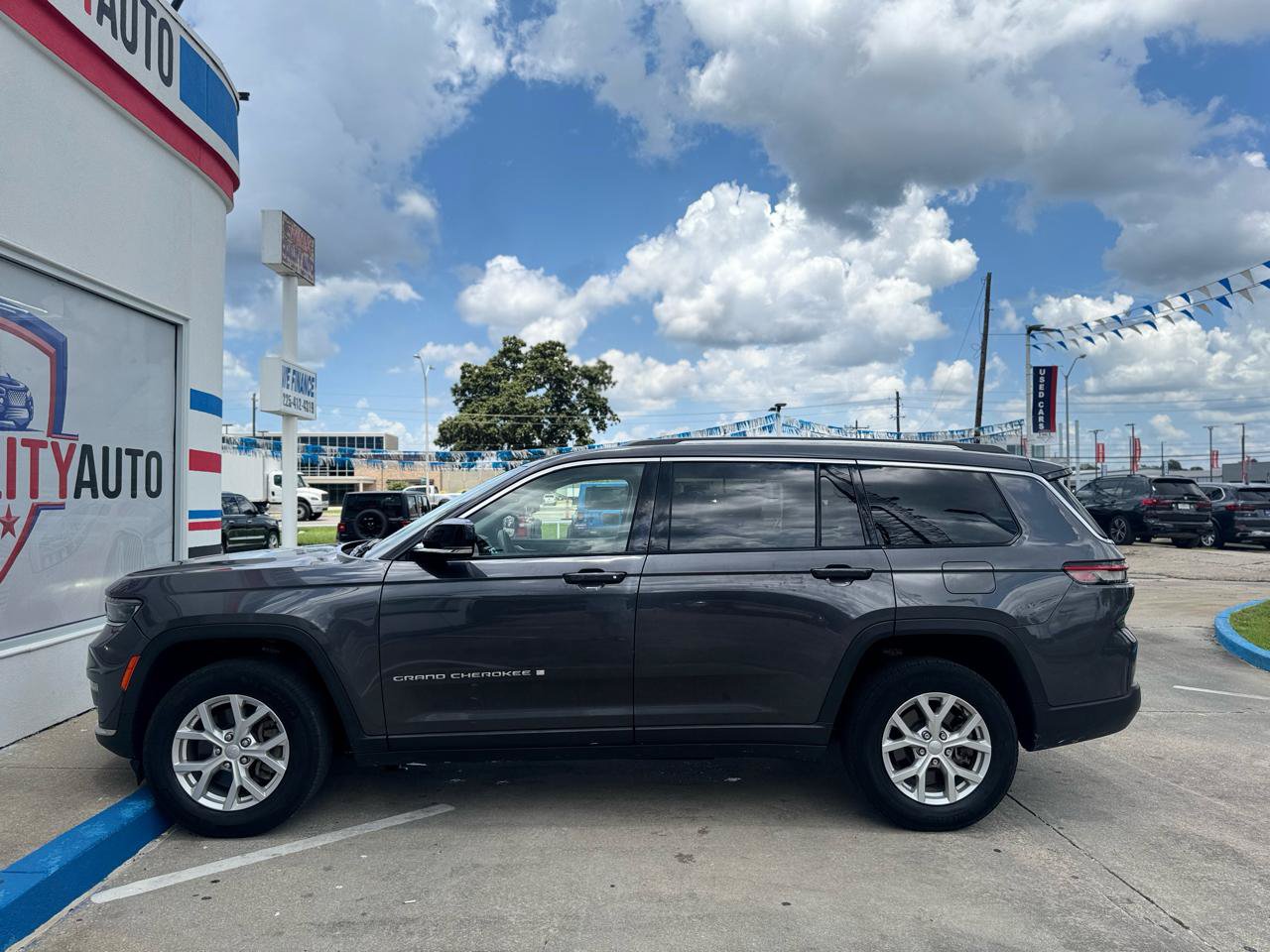 Used 2023 Jeep Grand Cherokee L Limited AWD/4WD image 22