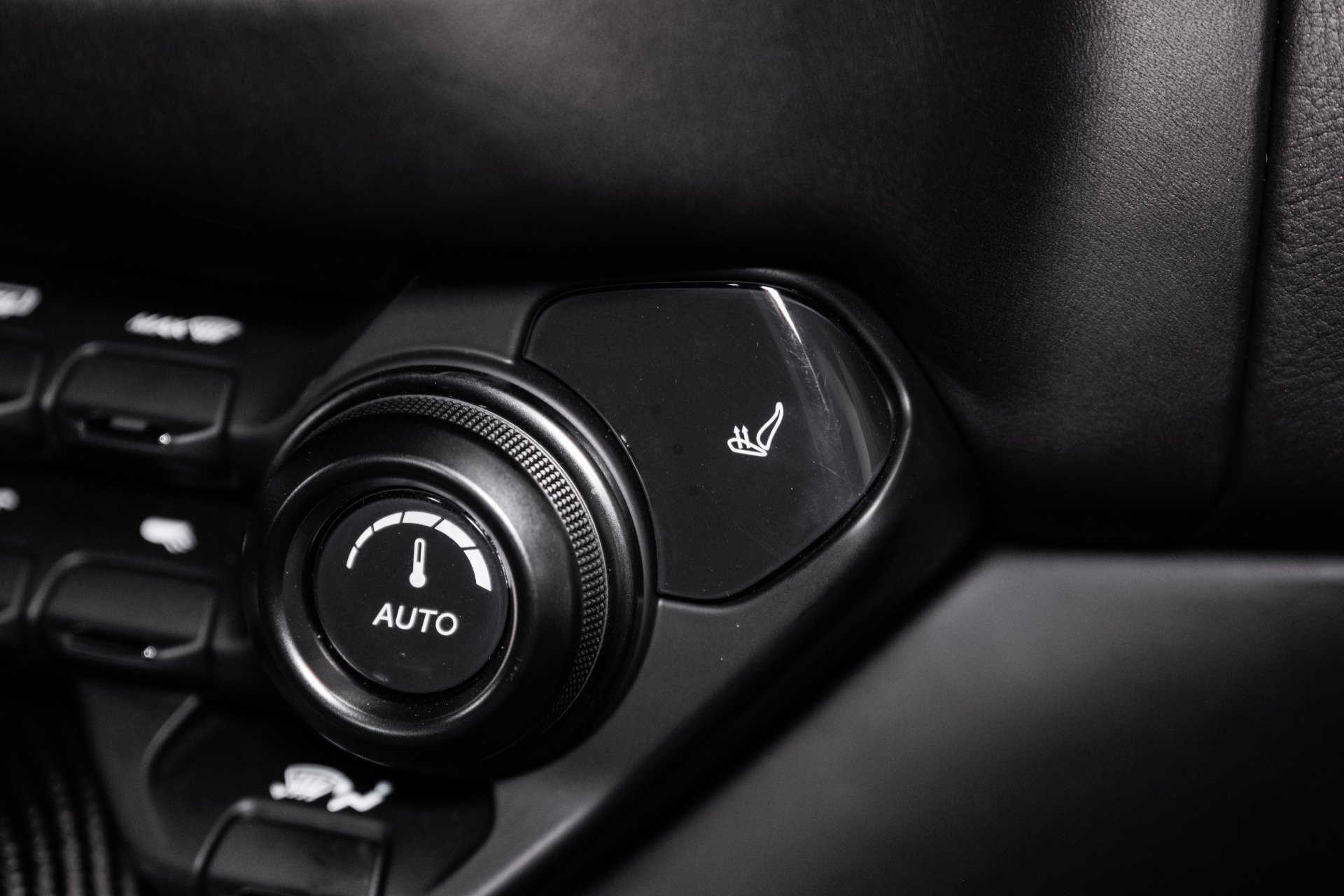 Used 2023 Aston Martin V8 Vantage Coupe image 36