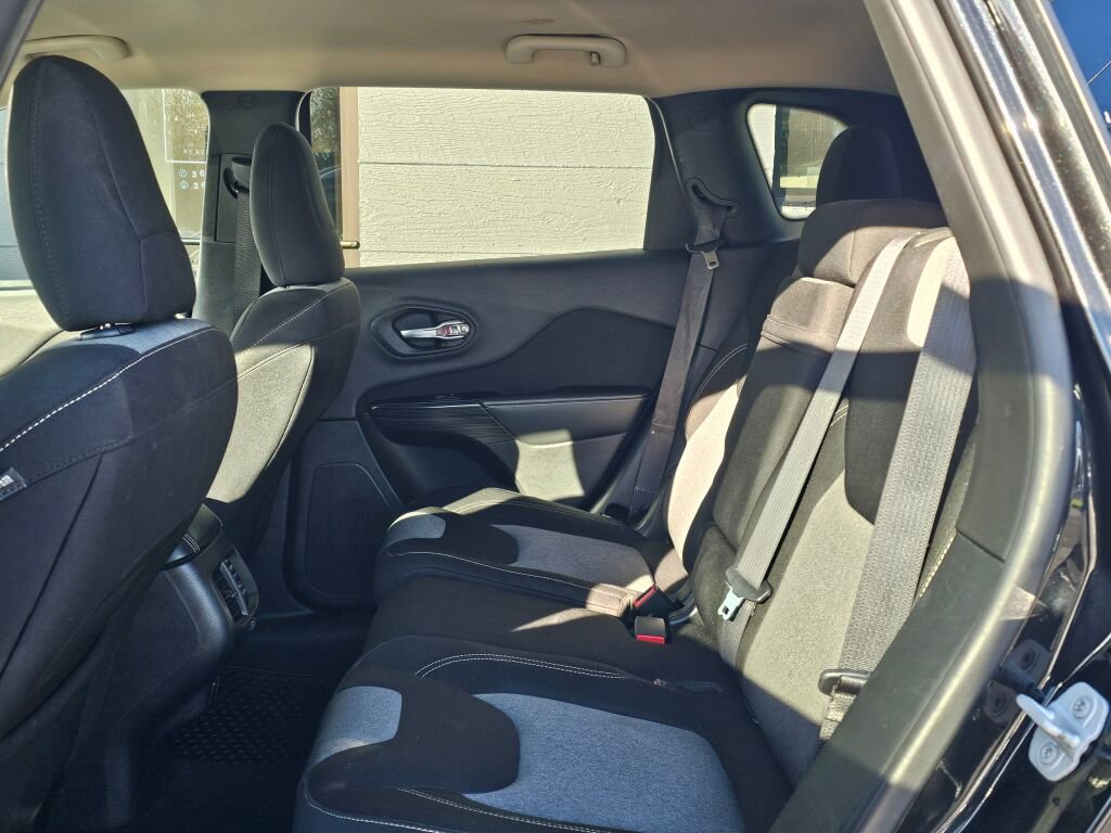 Used 2014 Jeep Cherokee Latitude w/ Cold Weather Group image 17