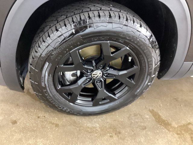 Used 2025 Volkswagen Atlas Peak Edition SE AWD/4WD image 30