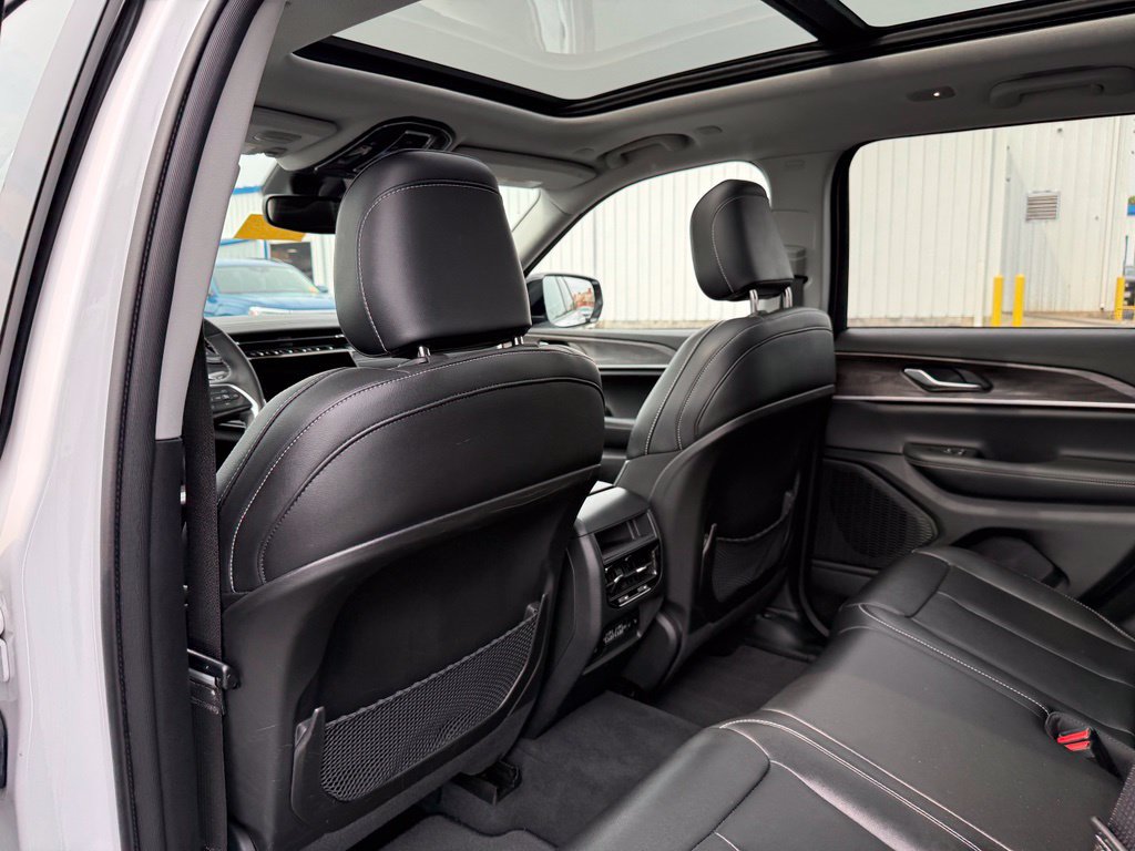 Used 2023 Jeep Grand Cherokee Limited w/ Black Appearance Package AWD/4WD image 11