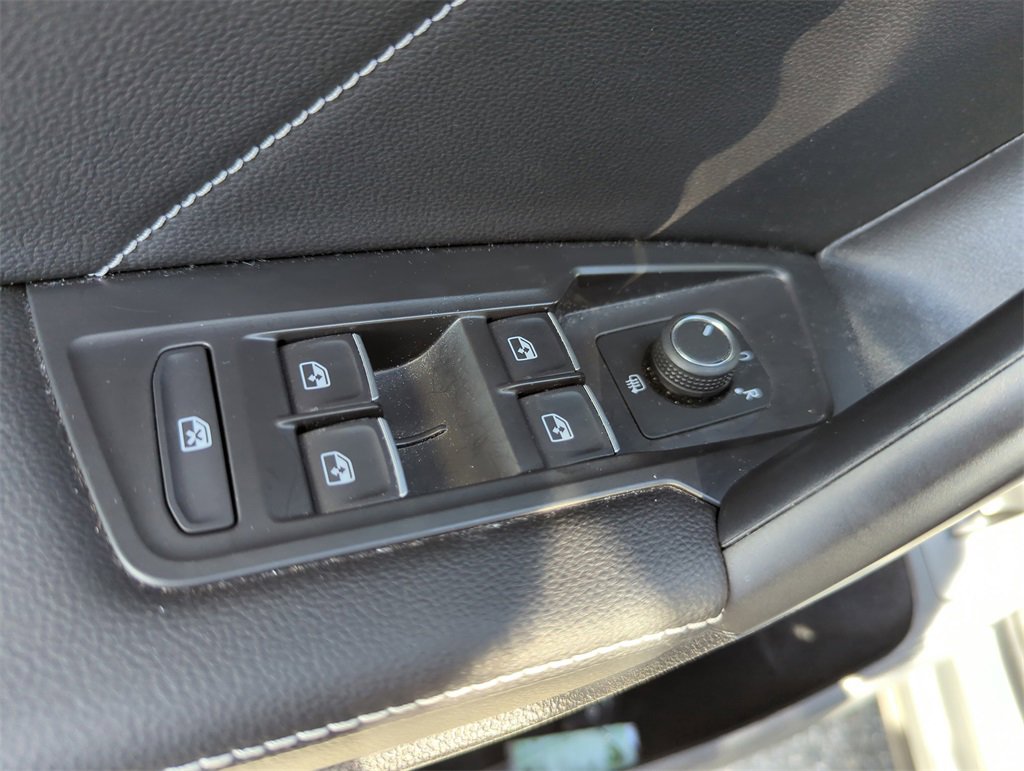 Used 2022 Volkswagen Tiguan SE R-Line image 31