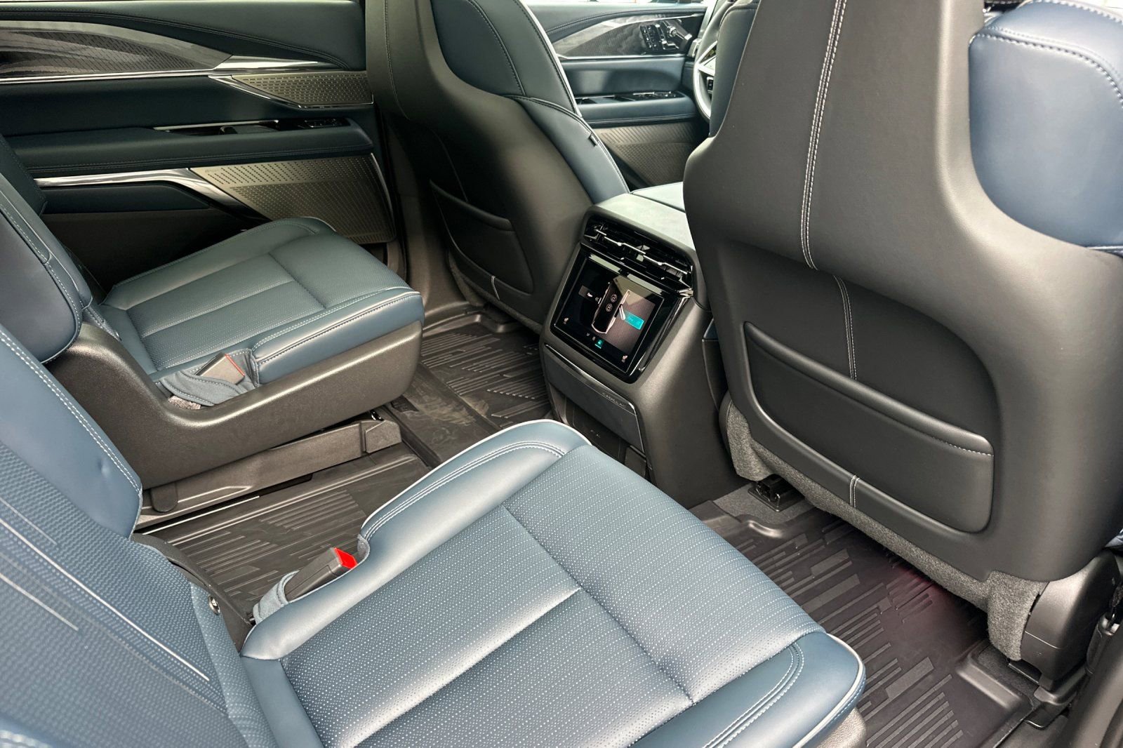 Certified 2026 Cadillac Escalade IQ Sport 2 w/ LPO, ONYX Package AWD/4WD image 19