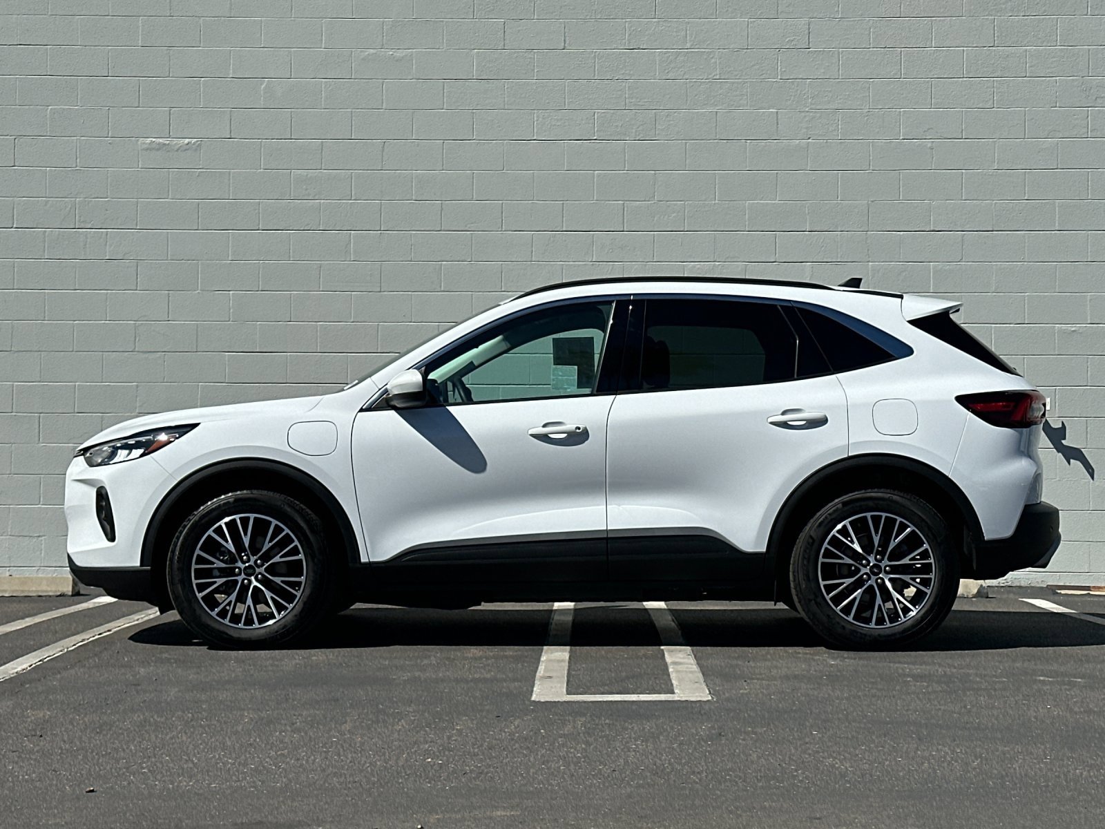 Used 2023 Ford Escape SE image 2