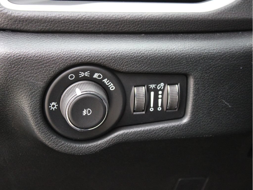 New 2026 Chrysler Pacifica Select AWD/4WD image 13