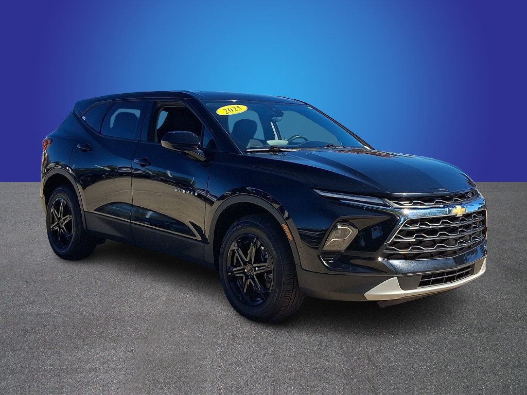 Used 2025 Chevrolet Blazer LT FWD image 3