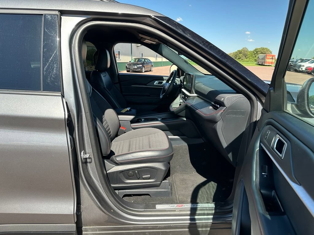 Used 2025 Ford Explorer ST-Line AWD/4WD image 29