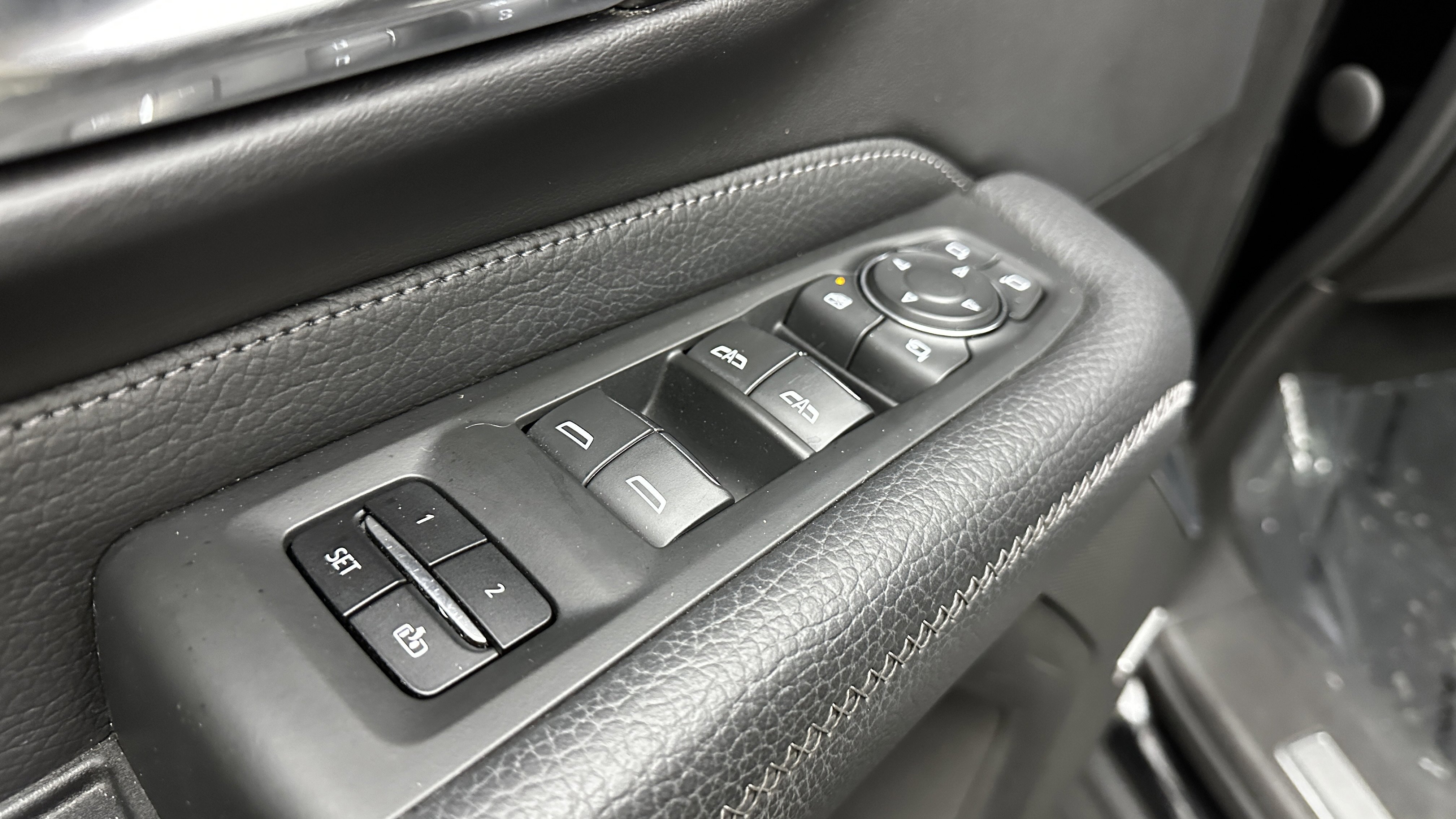 Used 2021 GMC Yukon Denali w/ Denali Premium Package image 12