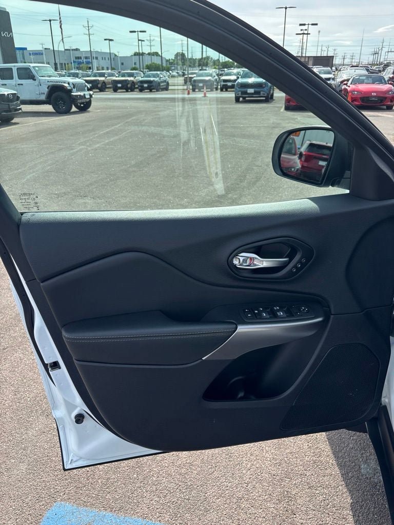 Used 2022 Jeep Cherokee Limited AWD/4WD image 11