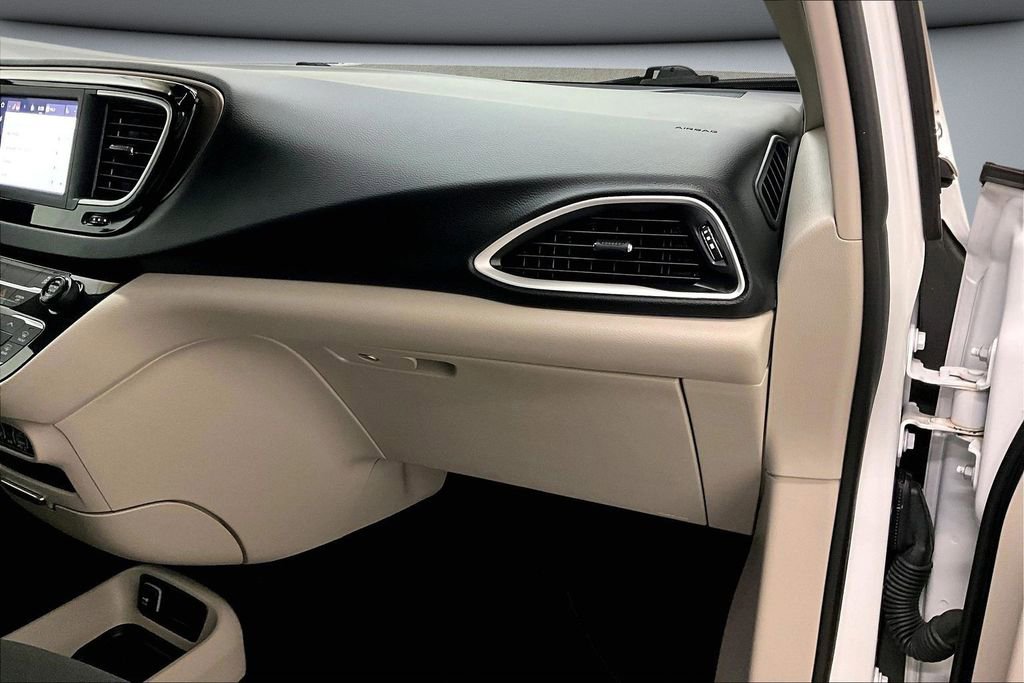 Used 2023 Chrysler Voyager LX image 27