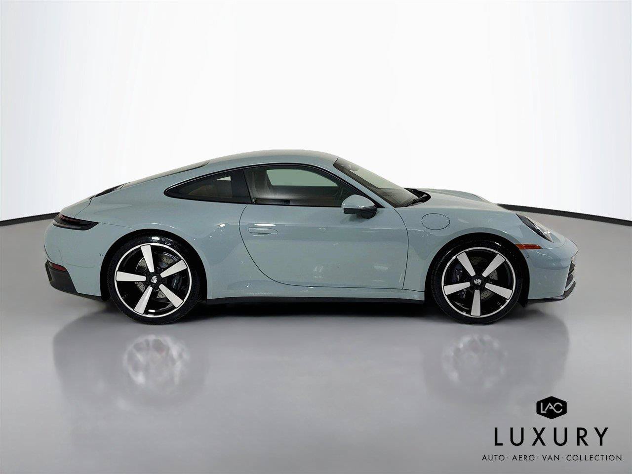 Used 2025 Porsche 911 Carrera RWD image 4