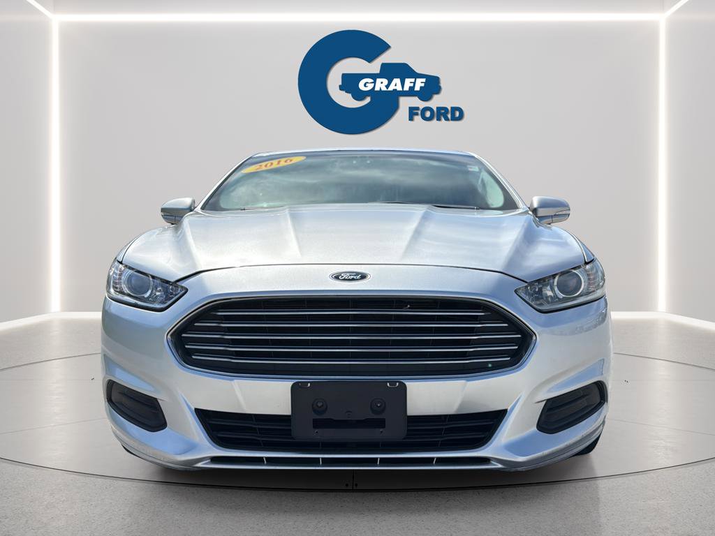 Used 2016 Ford Fusion SE FWD image 2