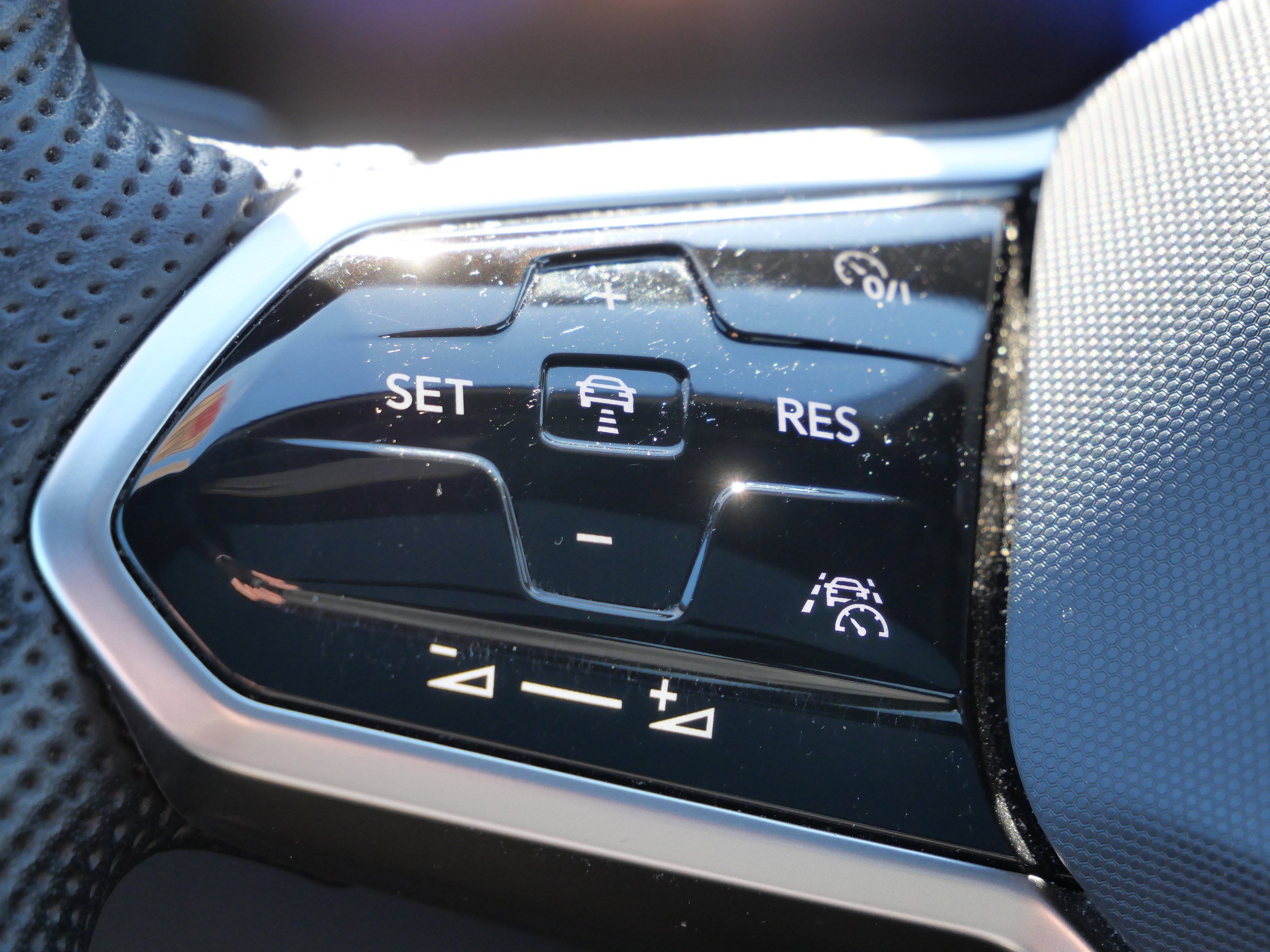 Certified 2023 Volkswagen Tiguan SE R-Line image 33