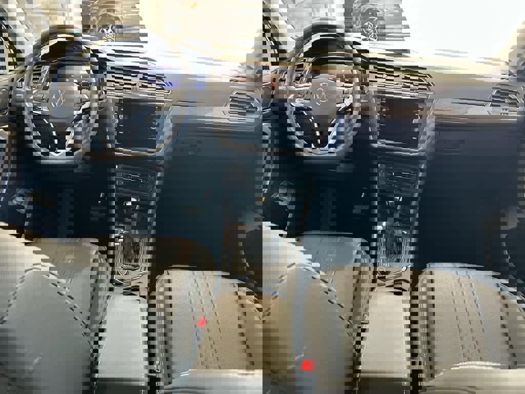 Certified 2024 Volkswagen Tiguan SE w/ Panoramic Sunroof Package image 18