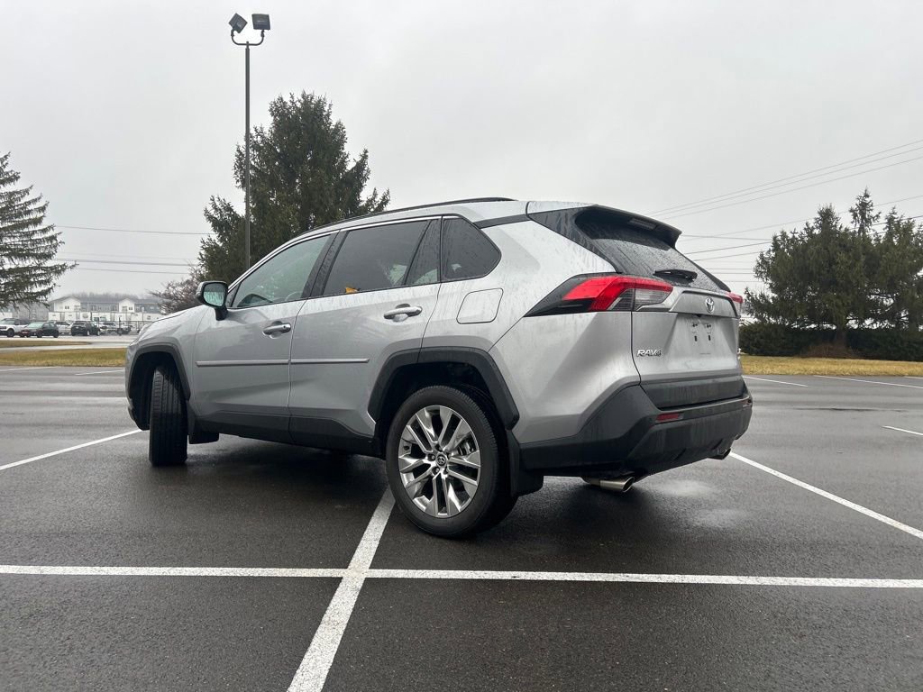 Used 2021 Toyota RAV4 XLE Premium image 8